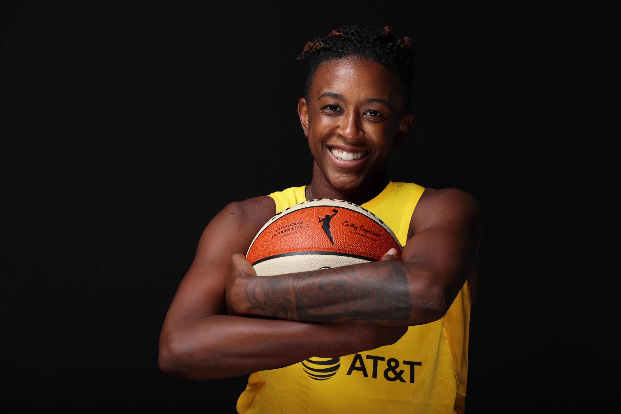 Danielle Robinson signs with the Fever